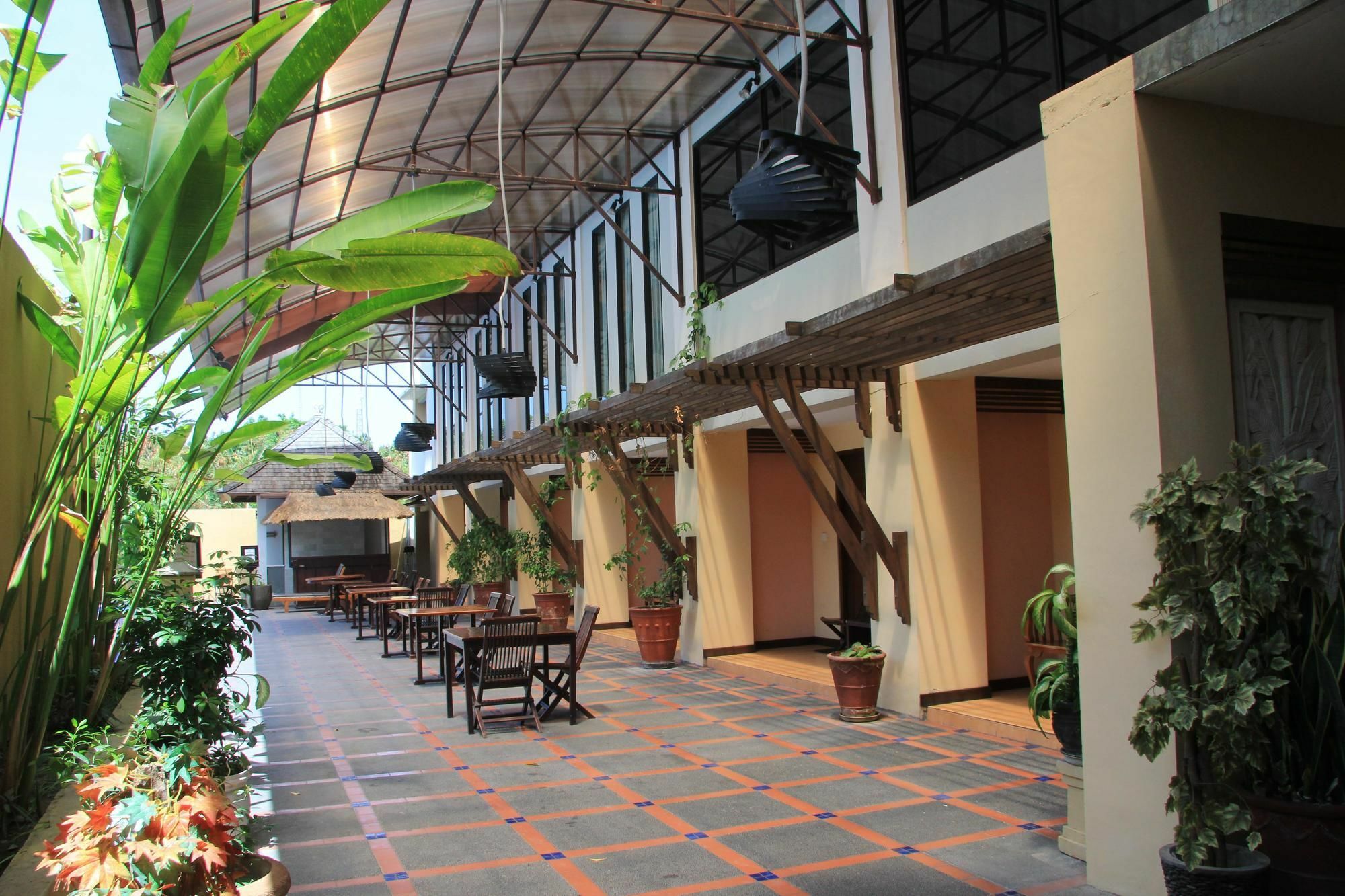 Grand Santhi Hotel Dempassar Exterior foto